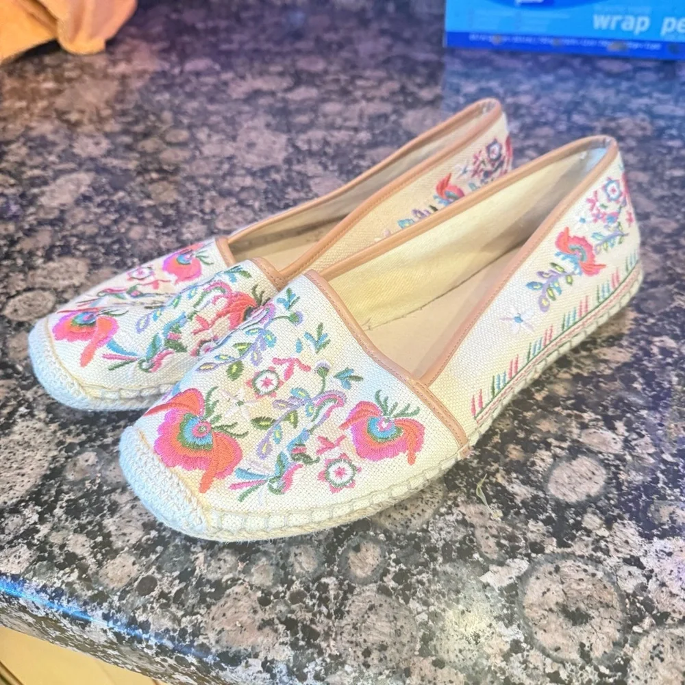 GIANNI BINI ladies floral flat spirals slip on very good condition size 8 1/2
